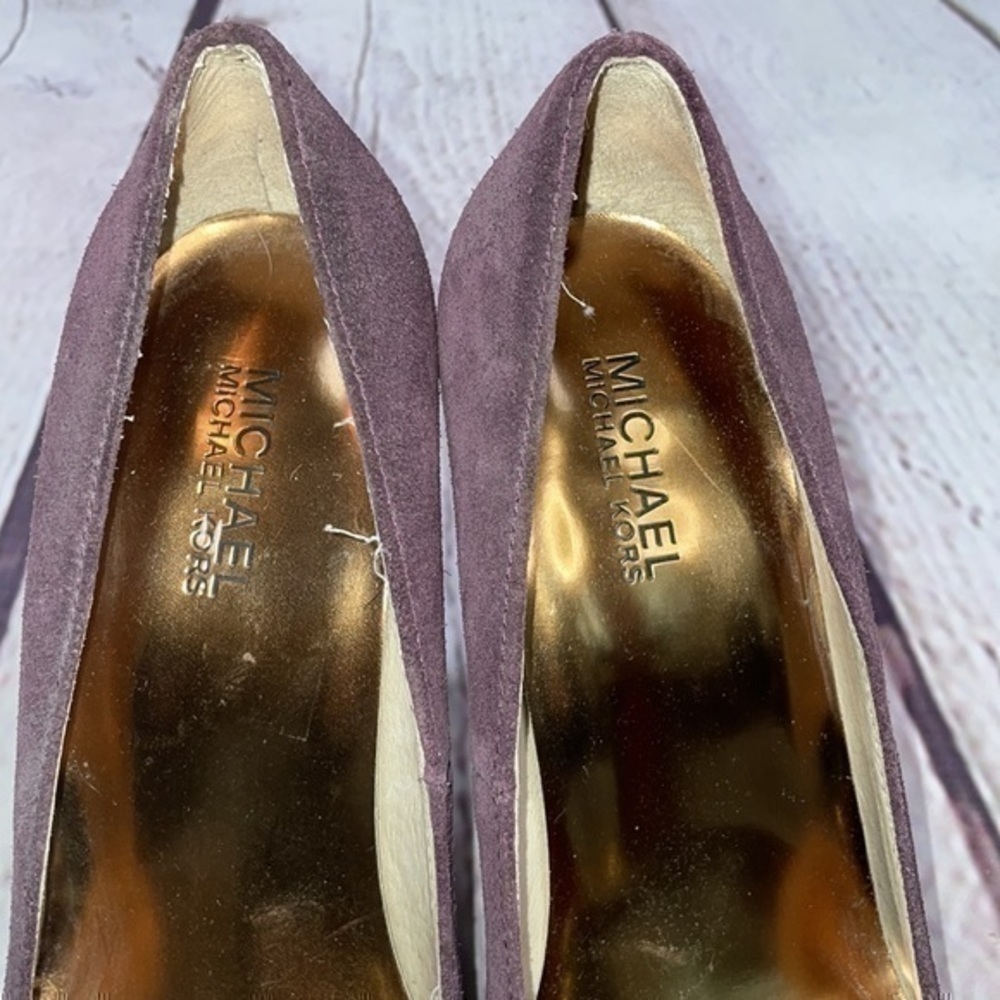UEC Micheal Kors  w/ gold MK taupe suede heels 7 - Picture 4 of 8